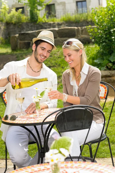 Ristorante terrazza coppia elegante celebrare giornata di sole — Foto Stock