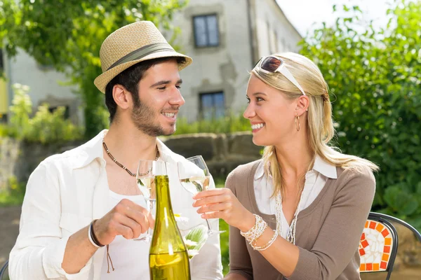 Restaurante terraço elegante casal celebrar dia ensolarado — Fotografia de Stock
