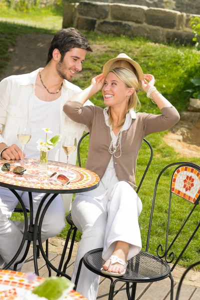 Restaurante terraza elegante pareja romántico feliz —  Fotos de Stock
