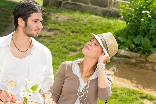 Restaurante terraza elegante pareja romántico feliz —  Fotos de Stock