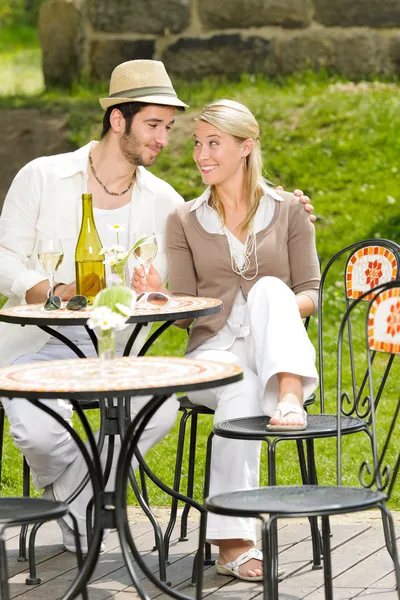 Restaurante terraza elegante pareja celebrar el día soleado —  Fotos de Stock