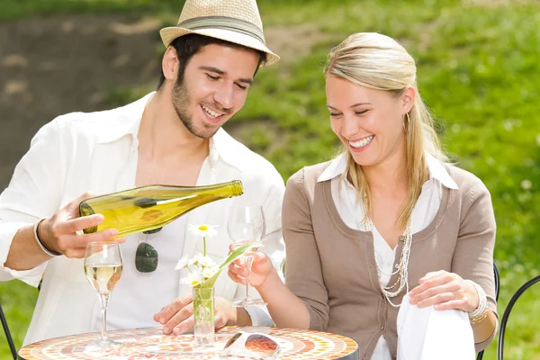 Restaurante terraza elegante pareja celebrar el día soleado — Foto de Stock