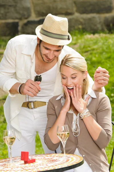 Mujer sorprendida recibiendo anillo de bodas terraza soleada — Foto de Stock