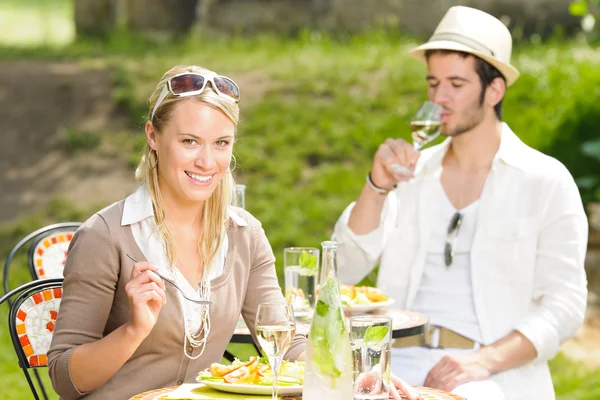 Terrasse restaurant ensoleillé Italien jeune couple salle à manger — Photo