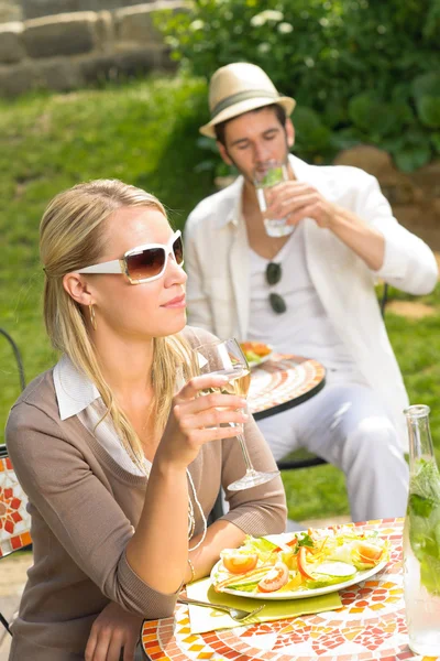 Terraza soleado restaurante italiano joven pareja comedor — Foto de Stock