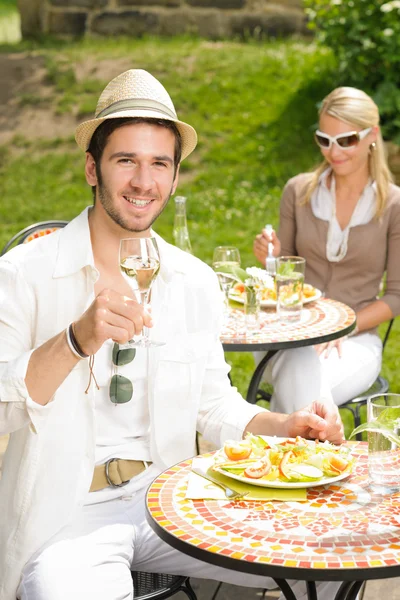 Terrasse sonniges Restaurant italienischer junger Mann beim Essen — Stockfoto