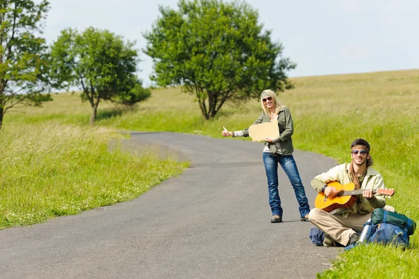 Hitch-senderismo joven pareja mochila asfalto camino — Foto de Stock