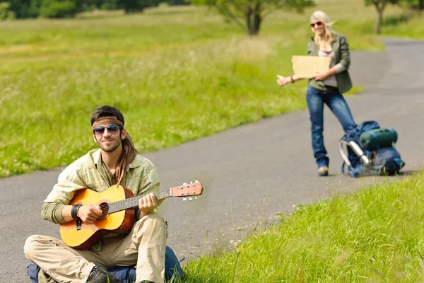 Hitch-hiking young couple backpack asphalt road — Stock Photo, Image