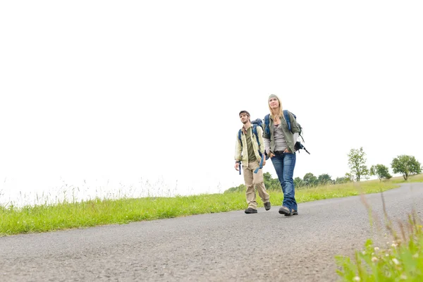 Escursionismo giovane coppia zaino asfalto strada campagna — Foto Stock