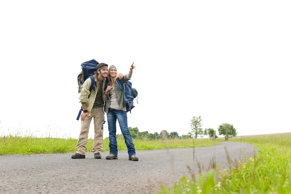 Hiking young couple backpack asphalt road countryside — Stock Photo, Image