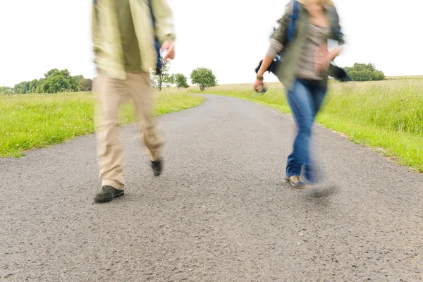 Çift hiking bacaklar asfalt yolda sırt çantası — Stok fotoğraf
