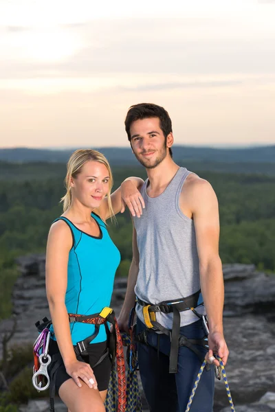 Klettern aktives Paar an der Spitze Sonnenuntergang — Stockfoto