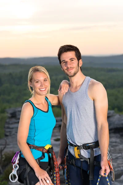 Rock escalada casal ativo no por do sol superior — Fotografia de Stock