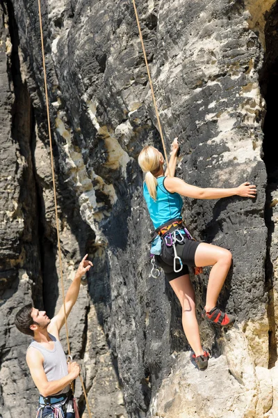 Escalada en roca instructor masculino rubia mujer soleada —  Fotos de Stock