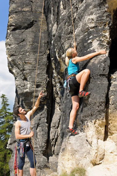 Rots klimmen mannelijke instructeur blonde vrouw zonnige — Stockfoto