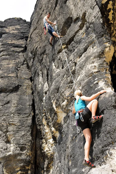 Rock escalada macho instrutor mulher pendurar corda — Fotografia de Stock