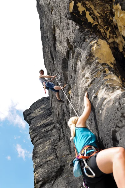 Wspinaczka skałkowa mężczyzna instruktor kobieta powiesić liny — Zdjęcie stockowe
