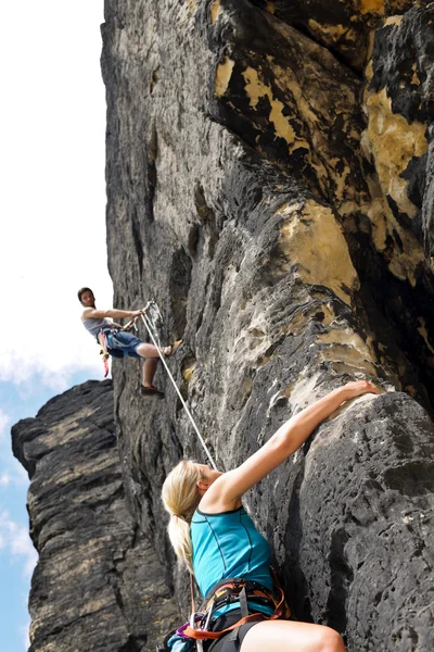 Horolezectví mužské instruktor žena zablokuje lano — Stock fotografie