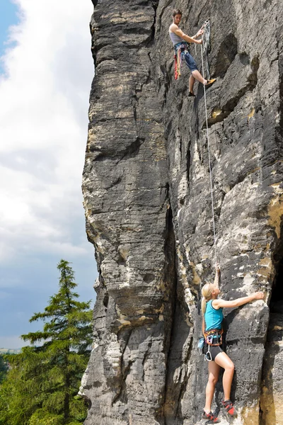 Klettern männlich Instruktor Frau hängen Seil — Stockfoto