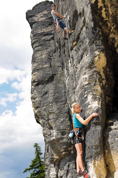 Escalada en roca instructor masculino mujer cuelga cuerda —  Fotos de Stock