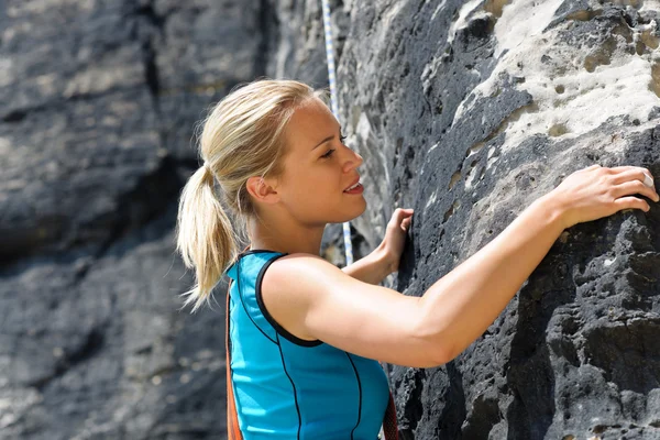 Rock escalada mulher loira na corda — Fotografia de Stock