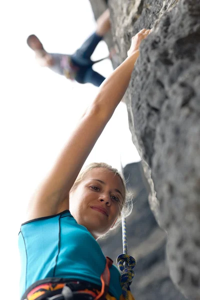 Rock escalada macho instrutor mulher pendurar corda — Fotografia de Stock
