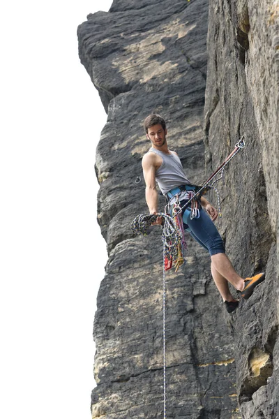 日当たりの良いロープの上に合わせ男をロック クライミング — ストック写真