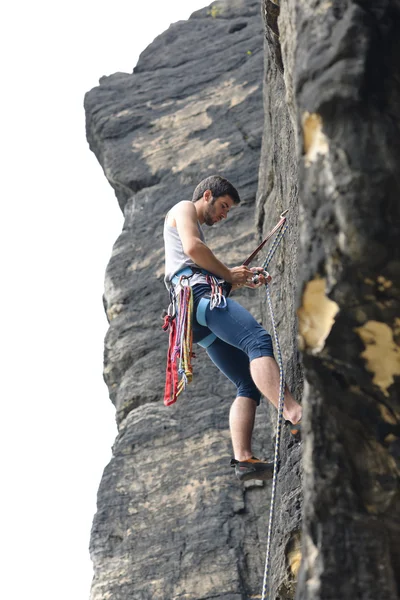 Escalada en roca hombre en forma de cuerda soleado —  Fotos de Stock