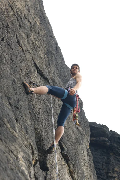 Wspinaczka skałkowa odpowiedni człowiek na linowy słoneczny — Zdjęcie stockowe