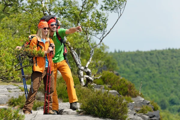 ハイキング若いカップル ポイント パノラマ ビュー — ストック写真