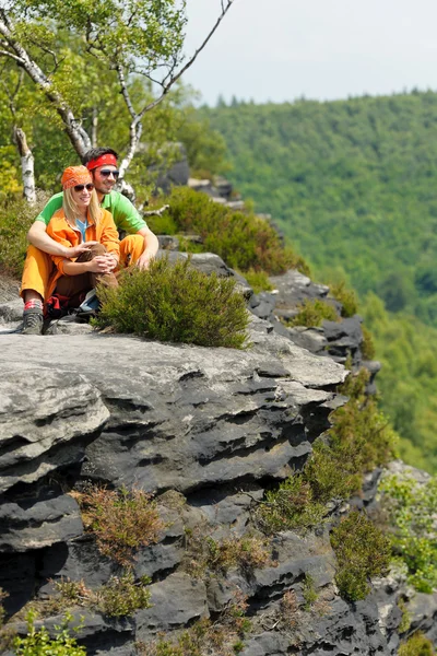 パノラマの景色をリラックス ハイキング若いカップル — ストック写真