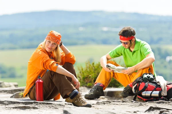Wanderfreudiges junges Paar entspannt bei Panoramablick — Stockfoto