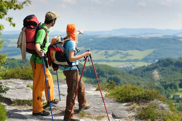 Hiking young couple point at panoramic view — Stock Photo, Image