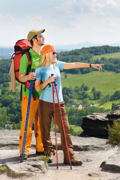Mladý pár turistických poukazují na panoramatický výhled — Stock fotografie