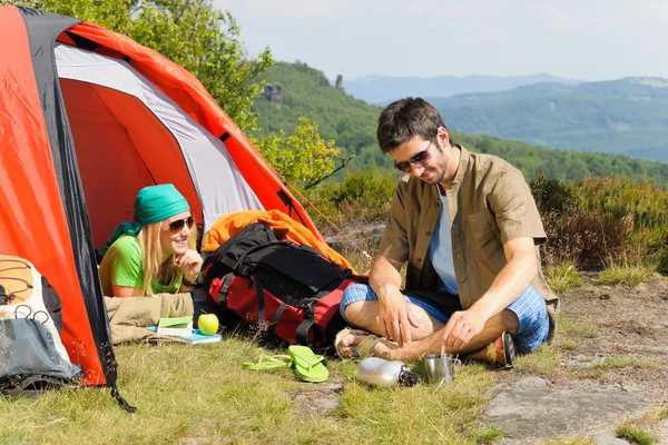 Kamp çadır yaz kırsal ile genç bir çift — Stok fotoğraf
