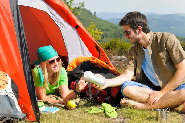 Camping jovem casal com tenda campo de verão — Fotografia de Stock