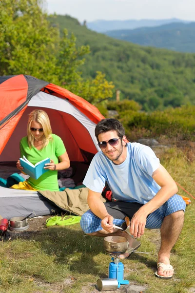 Camping jovem casal com tenda cozinhar campo — Fotografia de Stock