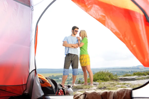 Camping jovem casal fora da tenda vista panorâmica — Fotografia de Stock