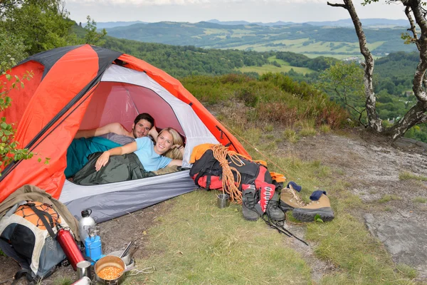 Camping jeune couple coucher de soleil tente matériel d'escalade — Photo