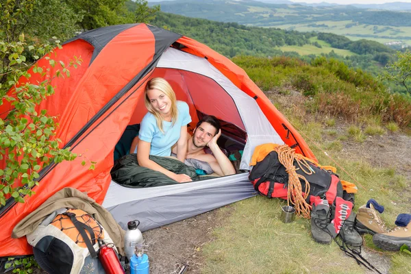 Campeggio giovane coppia tenda tramonto attrezzatura da arrampicata — Foto Stock