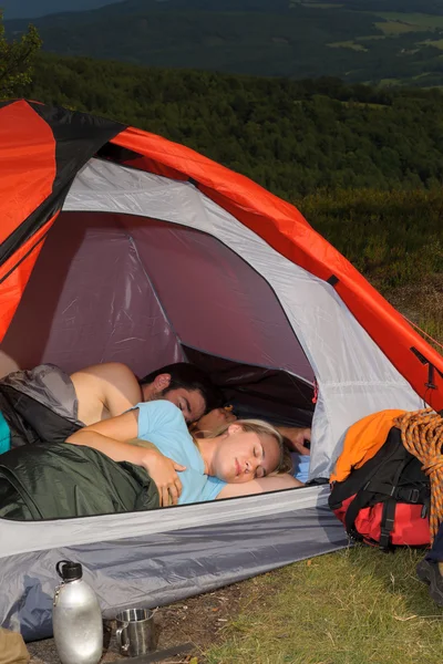 登山用具のテントを寝ている若いカップルのキャンプ — ストック写真