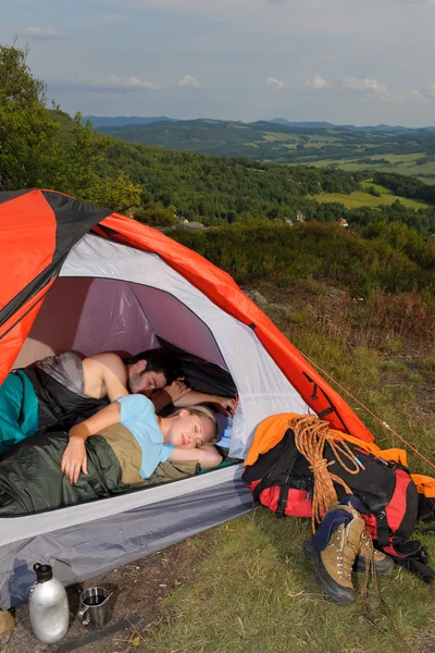 露营睡帐篷登山设备对年轻夫妇 — 图库照片