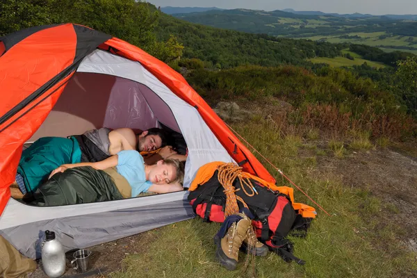 젊은 부부 등반 장비 텐트 자 캠핑 — 스톡 사진