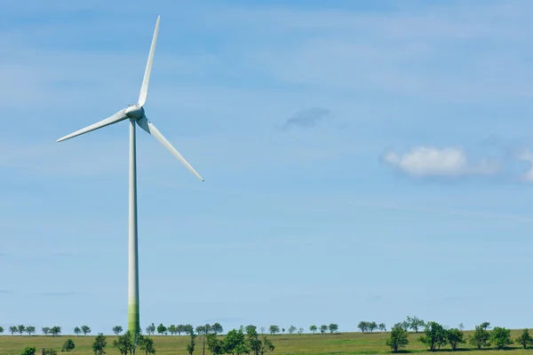 绿色能源风车发电机生态农村 — 图库照片