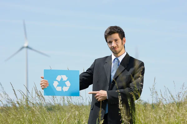 Zelená energie mladý podnikatel drží recyklační znak — Stock fotografie