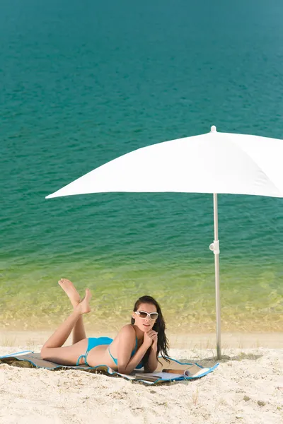 Літня пляжна жінка блакитний бікіні під парасолькою Ліцензійні Стокові Фото