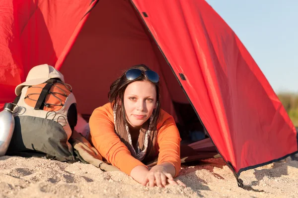 Кемпинг счастливая женщина расслабиться палатку на пляже Лицензионные Стоковые Изображения