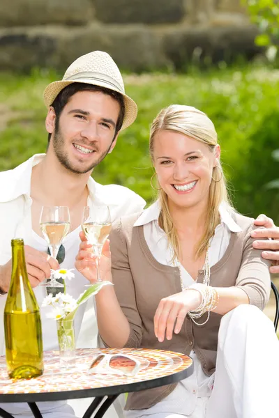 Restaurant-Terrasse Elegantes Paar feiert sonnigen Tag Stockbild