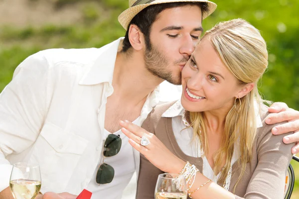 Glückliche Frau erhält Ehering sonnige Terrasse Stockfoto