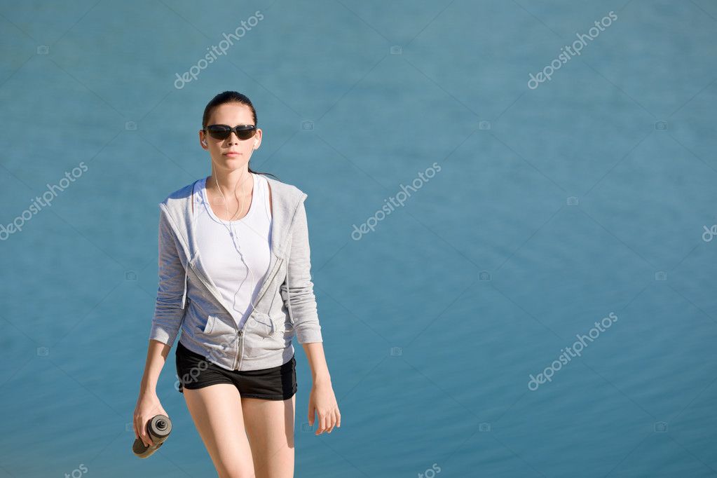 Sport Dété Fit Femme Marche Sur La Plage Photographie